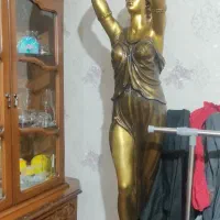 مجسمه دختر چراغ به دست
