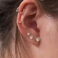خدمات پرسینگ و میکرودرمال سوراخ گوش خدمات آموزش