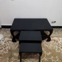 میز جلو مبلی با دوتا عسلی با یه ساعت دیواری