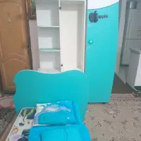 کمد و تخت و خوشخواب نوجوان و یک خوش خواب فنری بزرگ