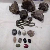 تعدادی سنگ و جواهر و برلیان