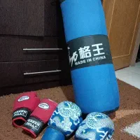 کیسه بوکس و دوجفت دستکش اصل درحد نو