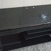 میز تلویزیون شیشه‌ای