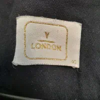 تعدادی لباس در حد نو|لباس|نیشابور, بزرگمهر|دیوار