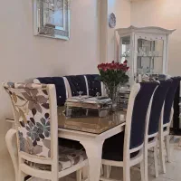 مبل راحتی و میز ناهار خوری ۸نفره و ویترین سالم