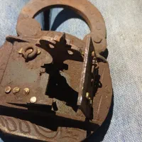 قفل کلیدقدیمی|کلکسیون اشیاء عتیقه|یزد, |دیوار