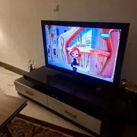 تلویزیون ۴۲ اینچ ال سی دی به همراه میز|تلویزیون و پروژکتور|رشت, علی آباد|دیوار