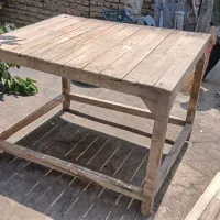 میز تخته ای به ابعاد 105× 75 و ارتفاع 75 سانتی متر