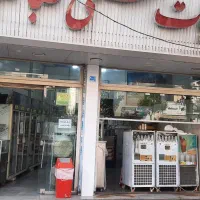 فروشنده در لبنیاتی