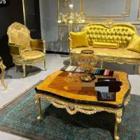 به یک فروشنده خانم در مبل فروشی