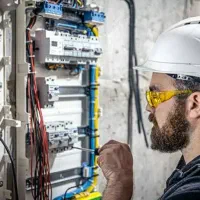 تاسیسات تابلو های صنعتی و موتور خانه ها