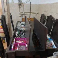 میز چوبی و مبل