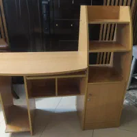 میز تحریر و کامپیوتر