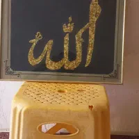 تابلو منجق دوزی شده.