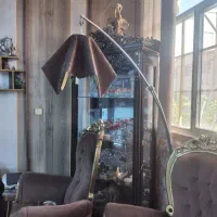 آباژور ایستاده