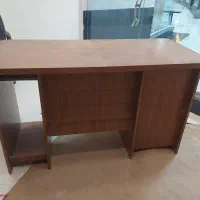 میز تحریر و کامپیوتر