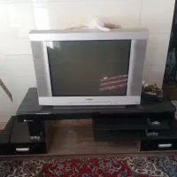 تلویزیون و میز شیشه‌ای و یخچال