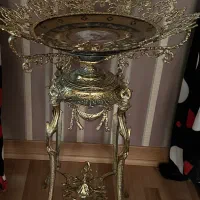 کنار سالنی ایستاده برنزی