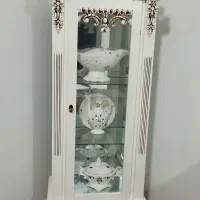 ویترین سه طبقه همراه باظرف های دکوری|بوفه، ویترین، کنسول|رشت, پیرکلاچای|دیوار