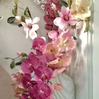 گل و گلدان کنار سالنی