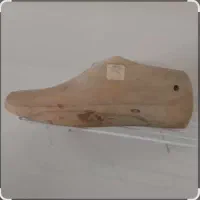 تعدادی قالب چوبی کفاشی زنانه موجود است