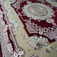 ۴عدد فرش  قرمز یکی کمی بابقیه فرق دارد
