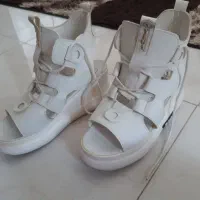 یک جفت کفش صندل نو