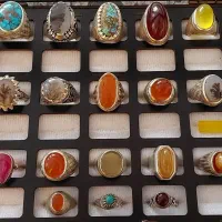 تعدادی انگشتر به فروش می‌رسد