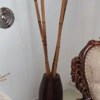 گلدان چوبی با چوب بامبو کنار سالن