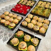 سفارش انواع فینگرفود مینی برگر مینی پیتزا کیک مرغ