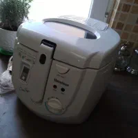 مقداری ظروف پخت و پز و اشپزخانه