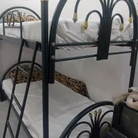 تخت دوطبقه فلزی .فرش بن تن.فرش لاکی.آینه کنسول