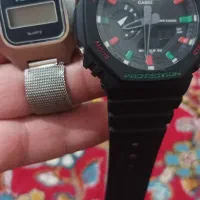 دوعدد ساعت یکی قدیم یکی جیشاک