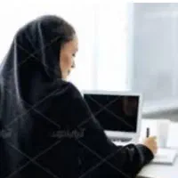 منشی خانم جهت پاسخگویی به تلفن