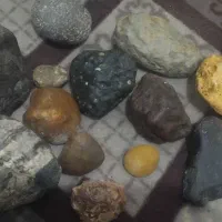 سنگهای زیبا با عبور نور زیاد .مشکوک