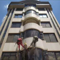 خدمات کار در ارتفاع و پیچ و رولپلاک نما