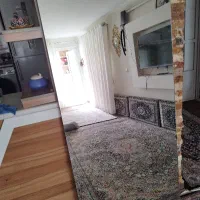 آینه بزرگ و صندلی
