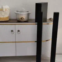 تعدادی وسایل در عکس مشخصه