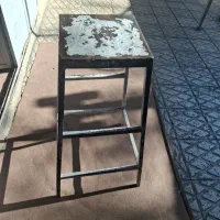 چهار پایه قدیمی و بادوام صحیح و سالم و جمع و جور