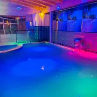 خدمات جارو زدن استخر تخصص ماست فقط ۹۰۰ هزار تومان