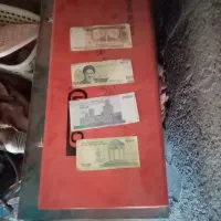 تعدادی اسکناس