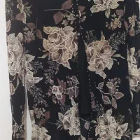 تعدادی شومیز و پیراهن ومانتو