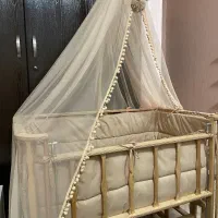 تخت نوزاد کنار مادر