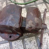 گیره اهنی چنسش کلا آهنی هست از چندن نیست