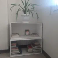 کتابخانه و قاب و میز وصندلی