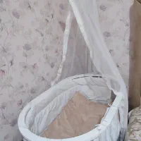 تخت کنار مادر