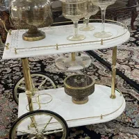 فروش وسایل دکوری چیده شده روی میز