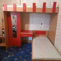 تخت دو طبقه با تشک و کمد لباسی و میز کشو دار