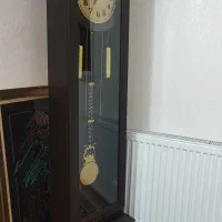 ساعت ایستاده کنار سالنی