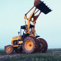 انجام خدمات با تراکتور بیل عقب